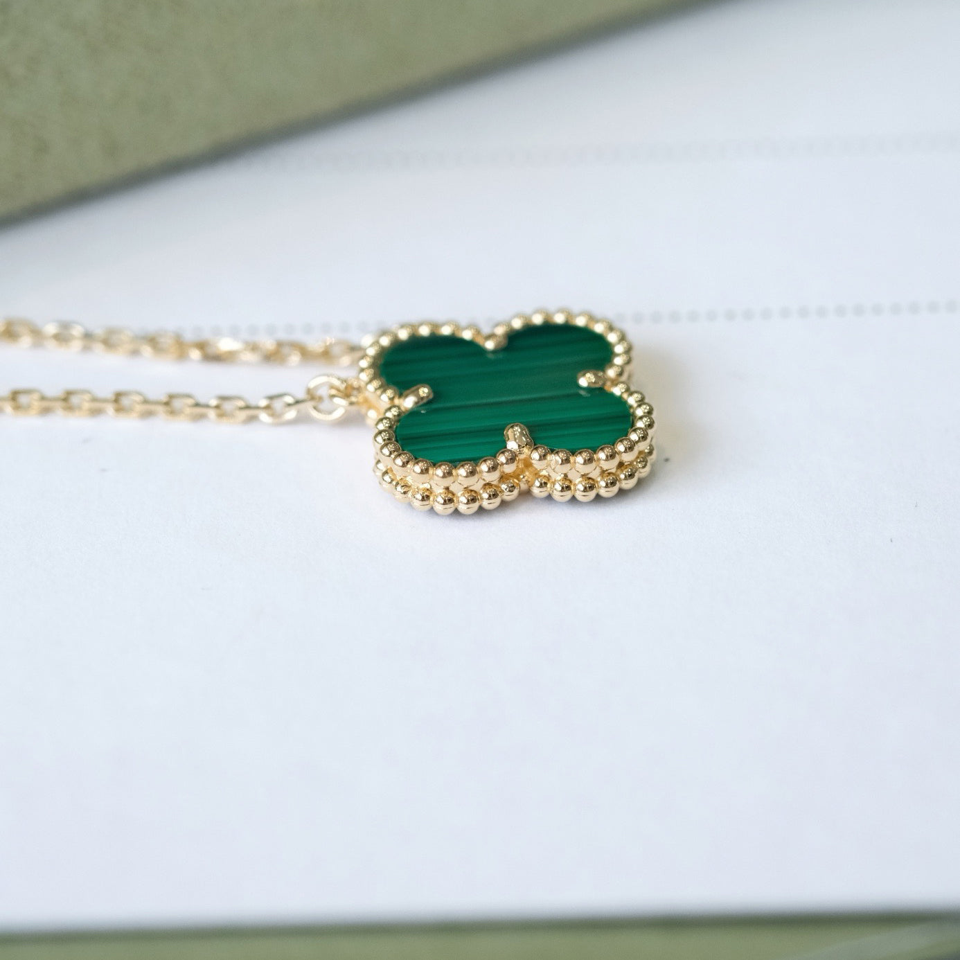 [Joyas Regalia] COLLAR DE UNA SOLA FLOR DE MALAQUITA DE 15 MM CON TRÉBOL