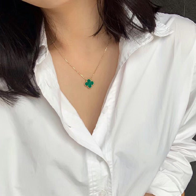 [Joyas Regalia] COLLAR DE UNA SOLA FLOR DE MALAQUITA DE 15 MM CON TRÉBOL
