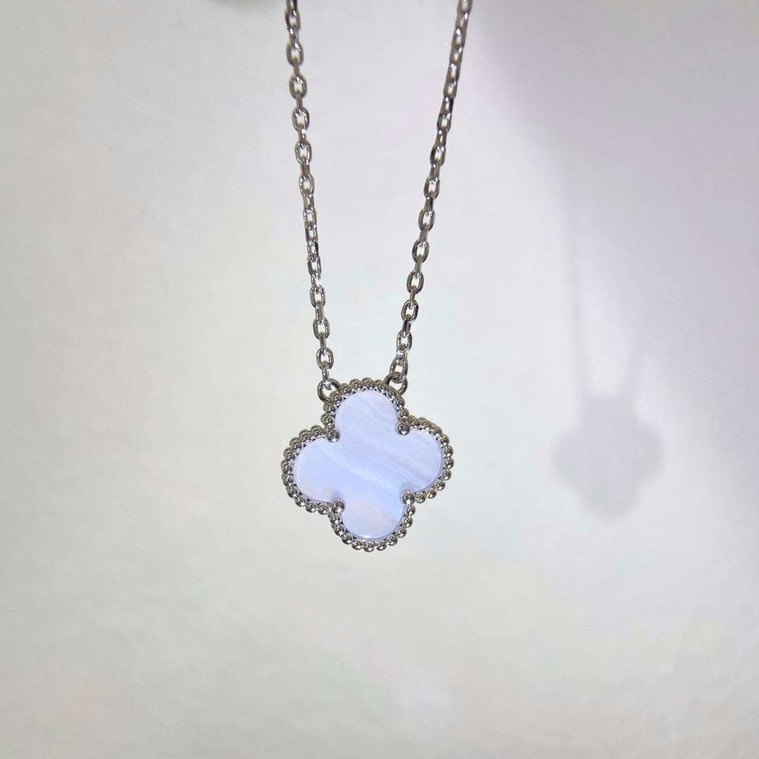 [Joyas Regalia] COLLAR DE TRÉBOL DE 15 MM DE CALCEDONIA AZUL PLATA
