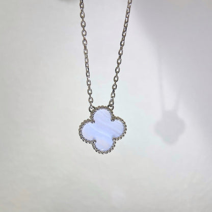 [Joyas Regalia] COLLAR DE TRÉBOL DE 15 MM DE CALCEDONIA AZUL PLATA