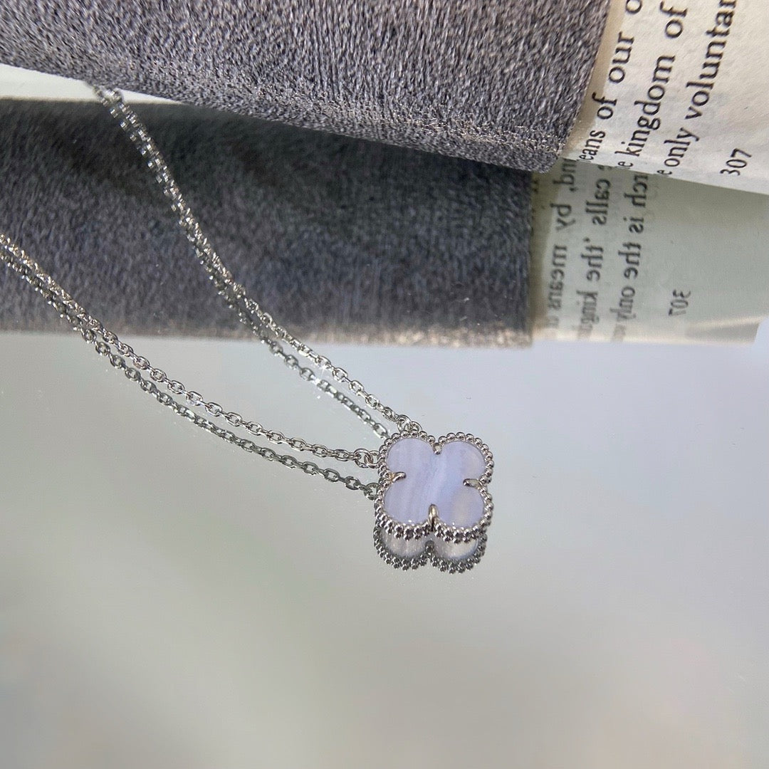 [Joyas Regalia] COLLAR DE TRÉBOL DE 15 MM DE CALCEDONIA AZUL PLATA