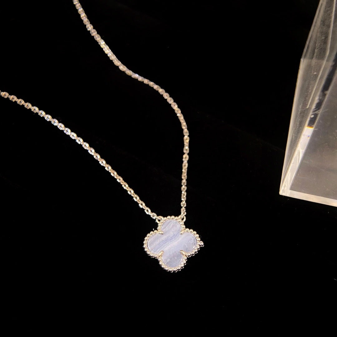 [Joyas Regalia] COLLAR DE TRÉBOL DE 15 MM DE CALCEDONIA AZUL PLATA