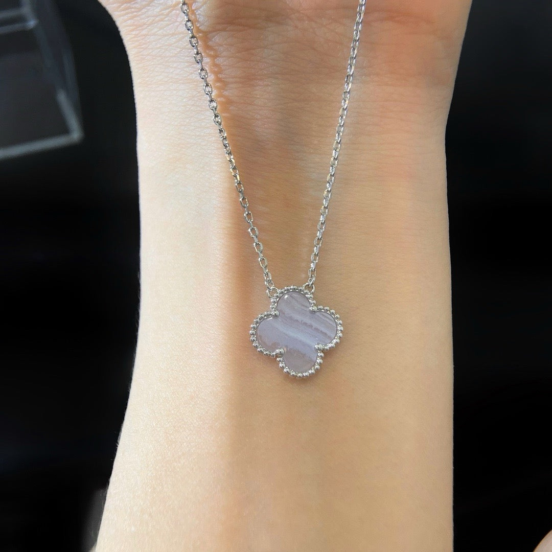 [Joyas Regalia] COLLAR DE TRÉBOL DE 15 MM DE CALCEDONIA AZUL PLATA