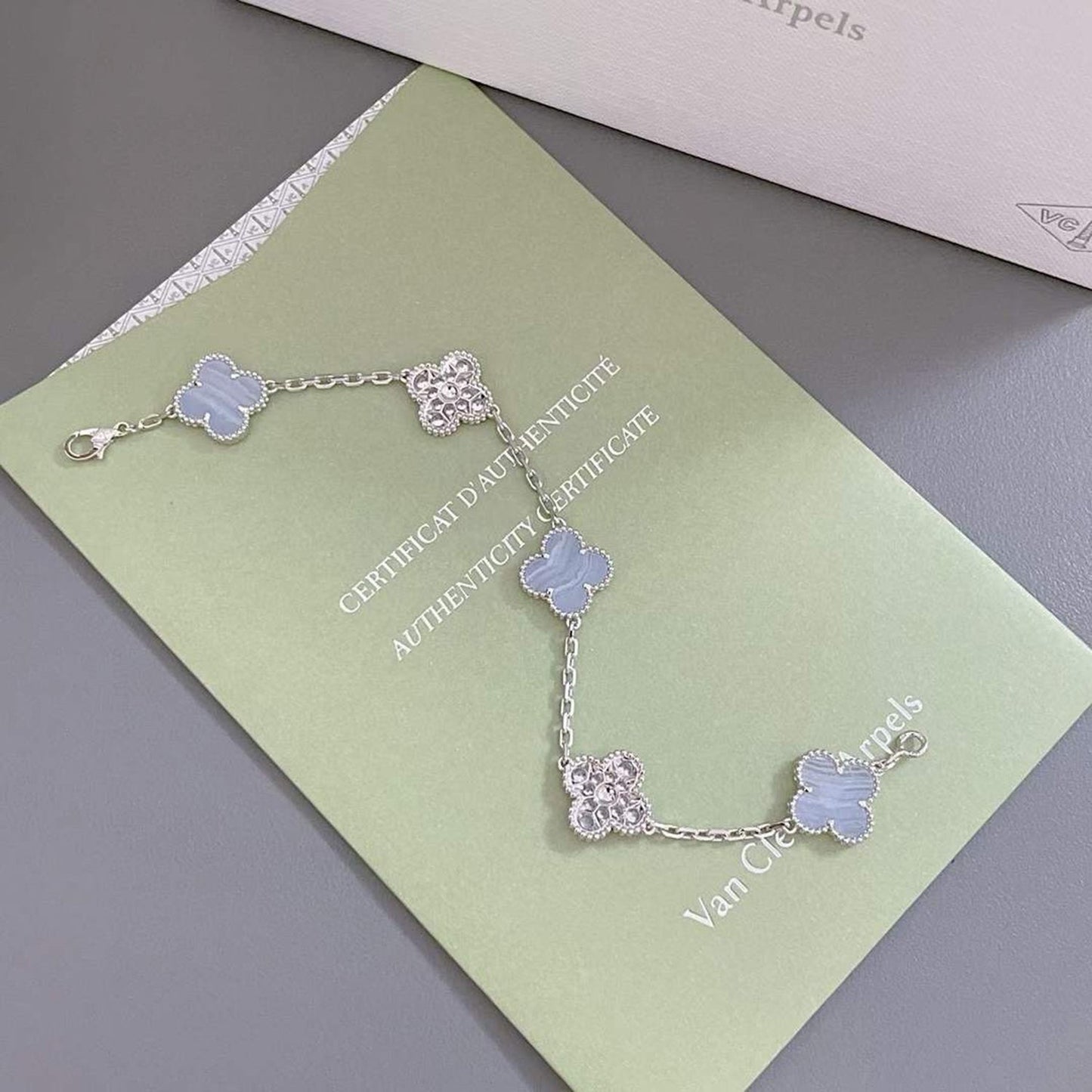 [Joyas Regalia] PULSERA DE PLATA CON 5 MOTIVOS DE TRÉBOL, DIAMANTES Y CALCEDONIA PÚRPURA 