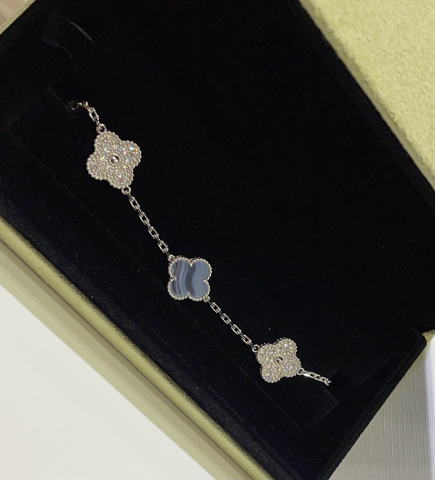 [Joyas Regalia] PULSERA DE PLATA CON 5 MOTIVOS DE TRÉBOL, DIAMANTES Y CALCEDONIA PÚRPURA 