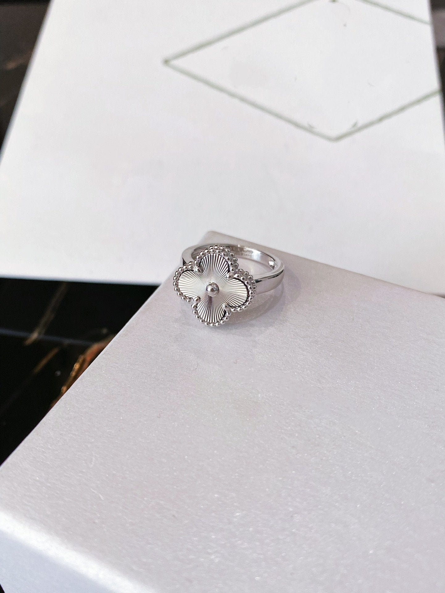 [Joyas Regalia] ANILLO DE PLATA CON TRÉBOL