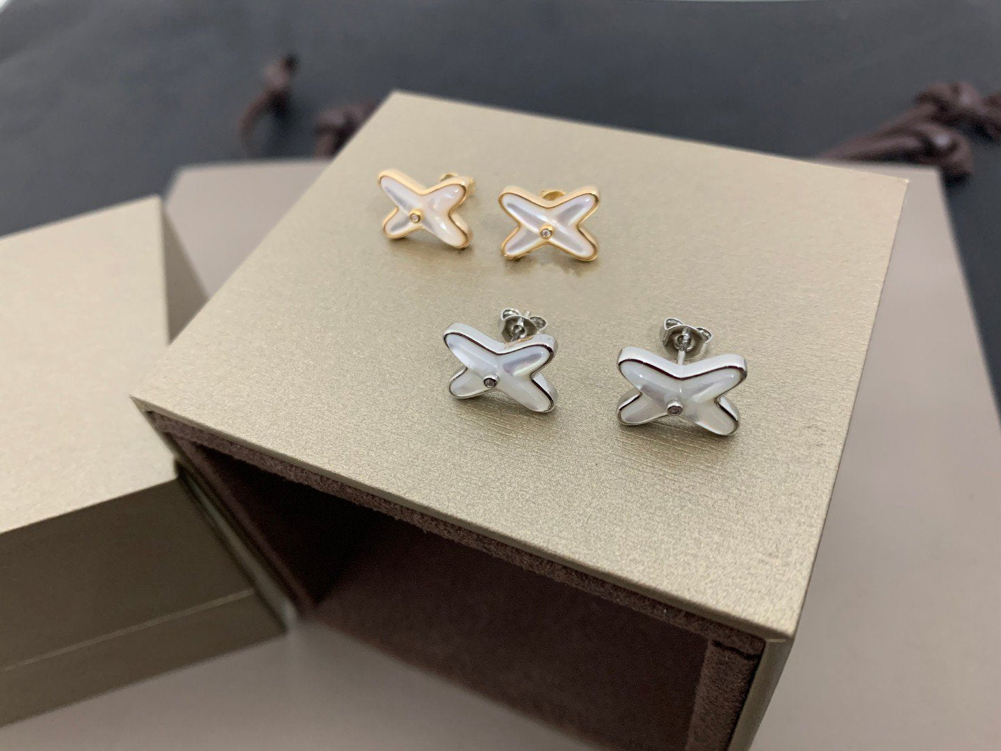 [Joyas Regalia] PENDIENTES DE PLATA CON DIAMANTES Y MOP BLANCO