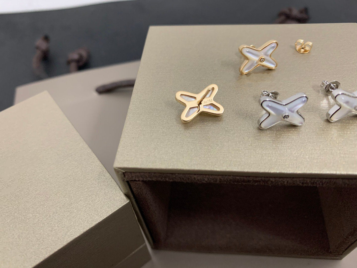 [Joyas Regalia] PENDIENTES DE PLATA CON DIAMANTES Y MOP BLANCO