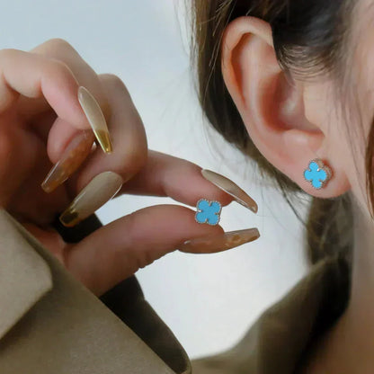 [Joyas Regalia] MINI PENDIENTES DE TÉ TRÉBOL DE 9,5 MM DE ÓNIX EN PLATA
