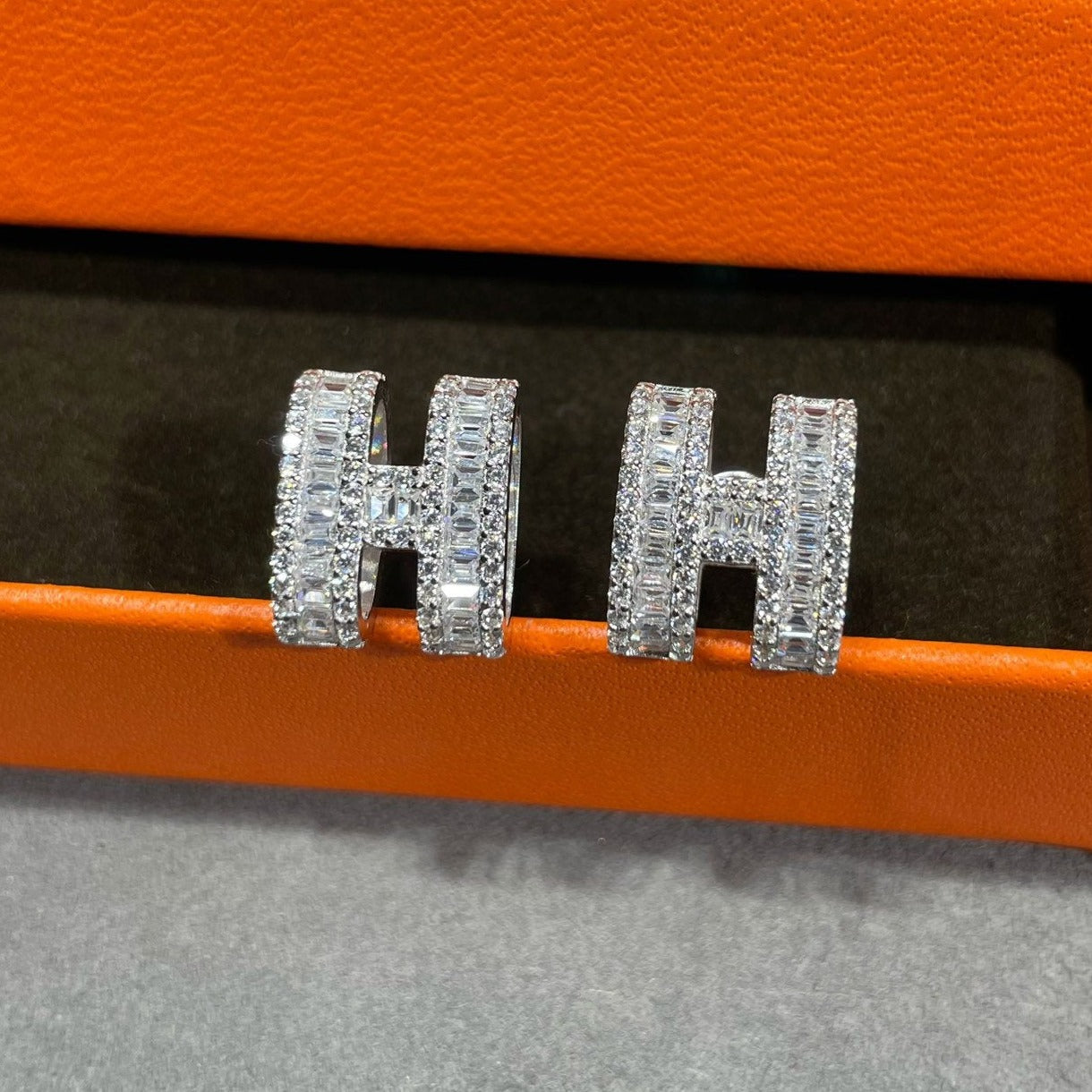 [Joyas Regalia] PENDIENTES DE Tachuelas con Diamantes Plateados