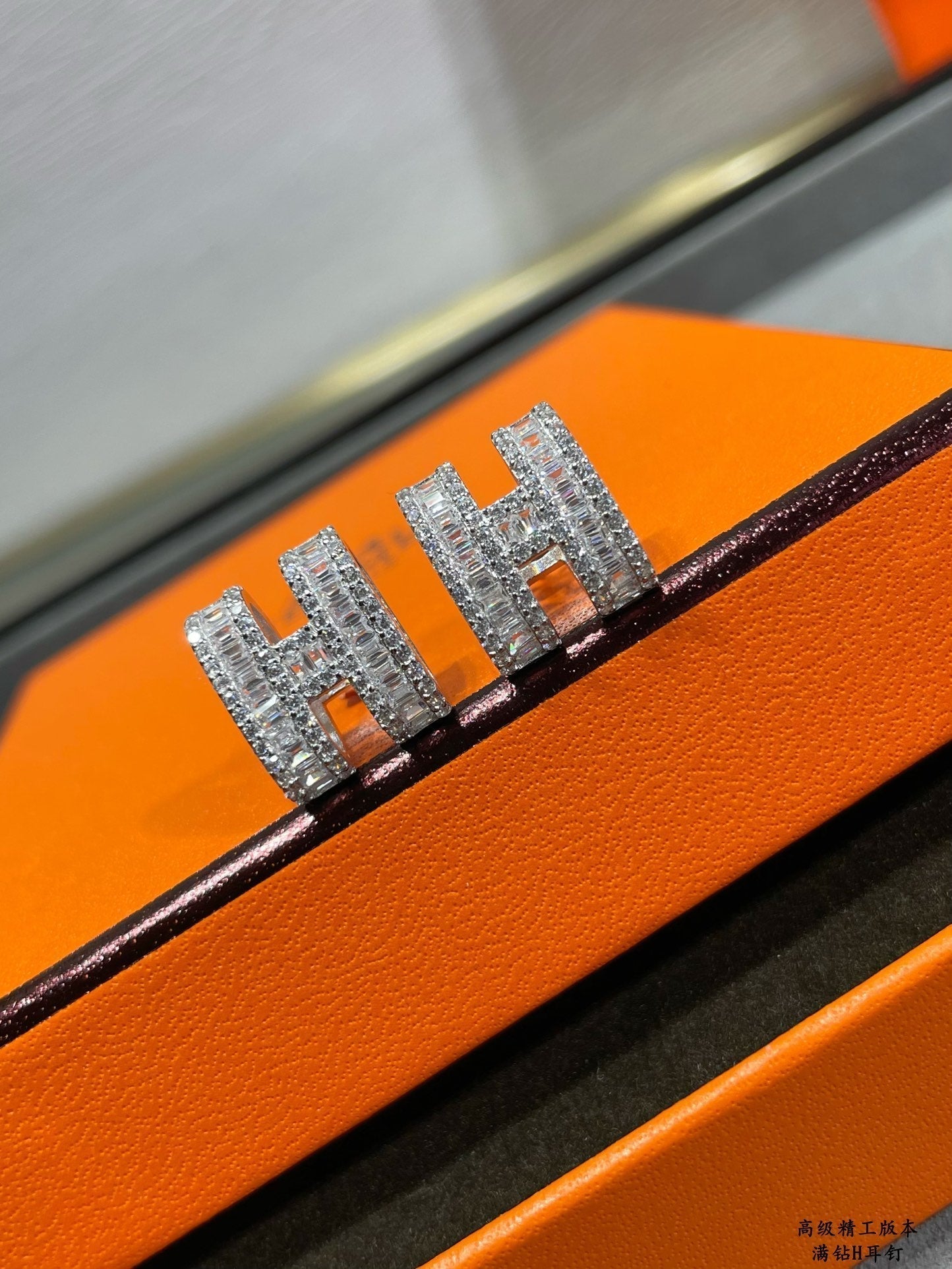 [Joyas Regalia] PENDIENTES DE Tachuelas con Diamantes Plateados
