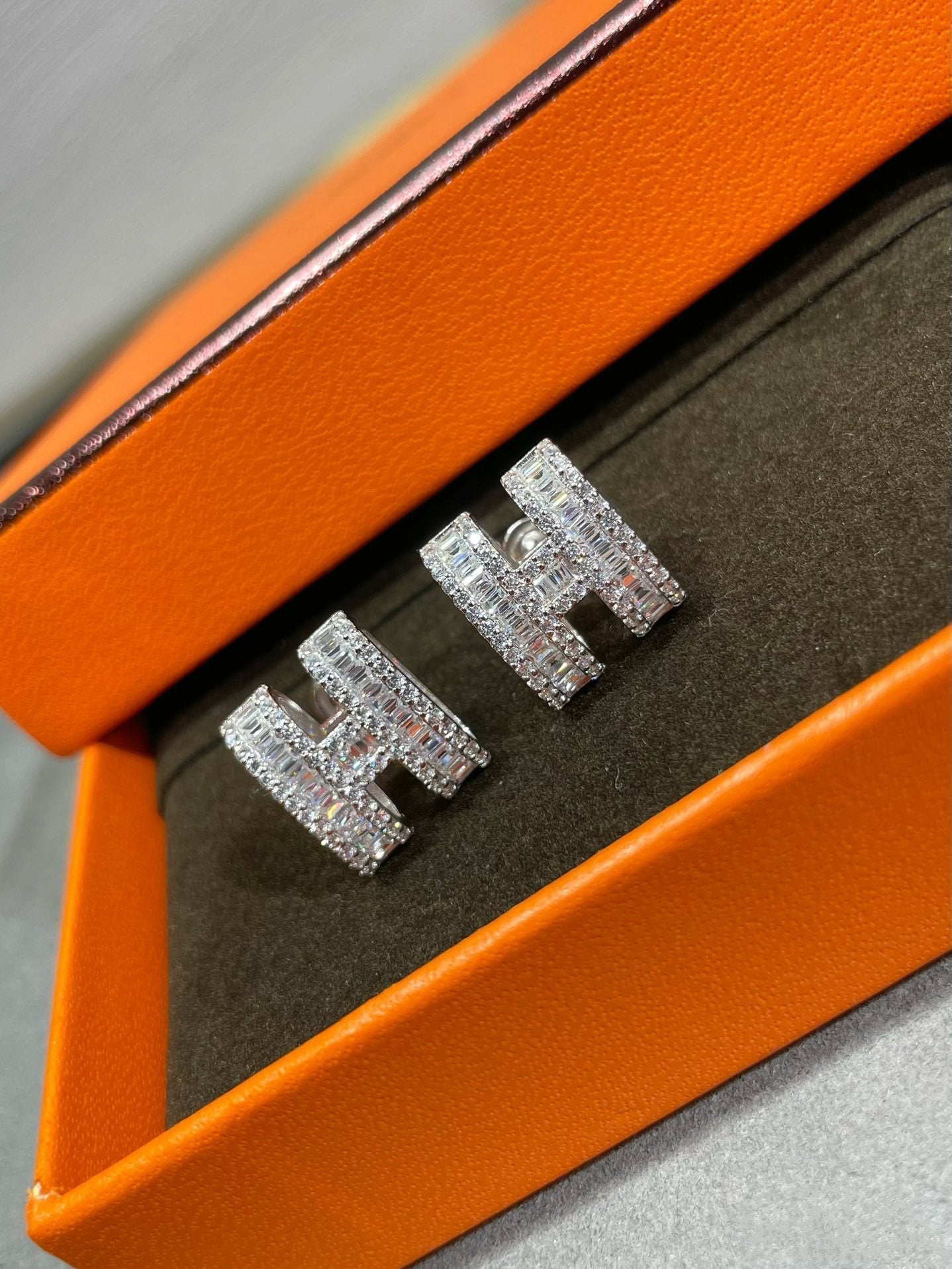 [Joyas Regalia] PENDIENTES DE Tachuelas con Diamantes Plateados
