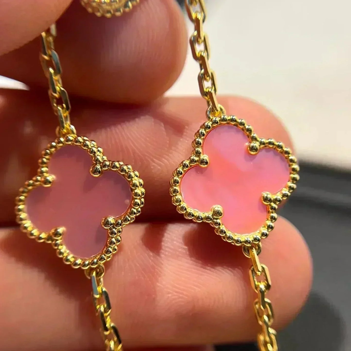 [Joyas Regalia] PULSERA TRÉBOL 5 MOPA ROSA