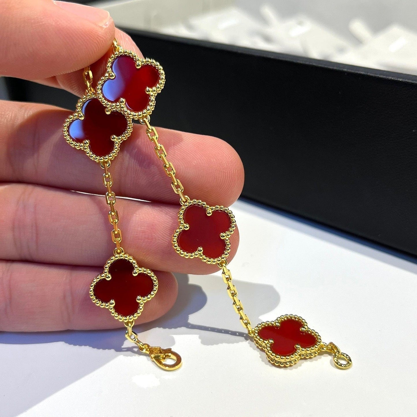 [Joyas Regalia]Pulsera de ágata roja con cinco motivos de trébol 