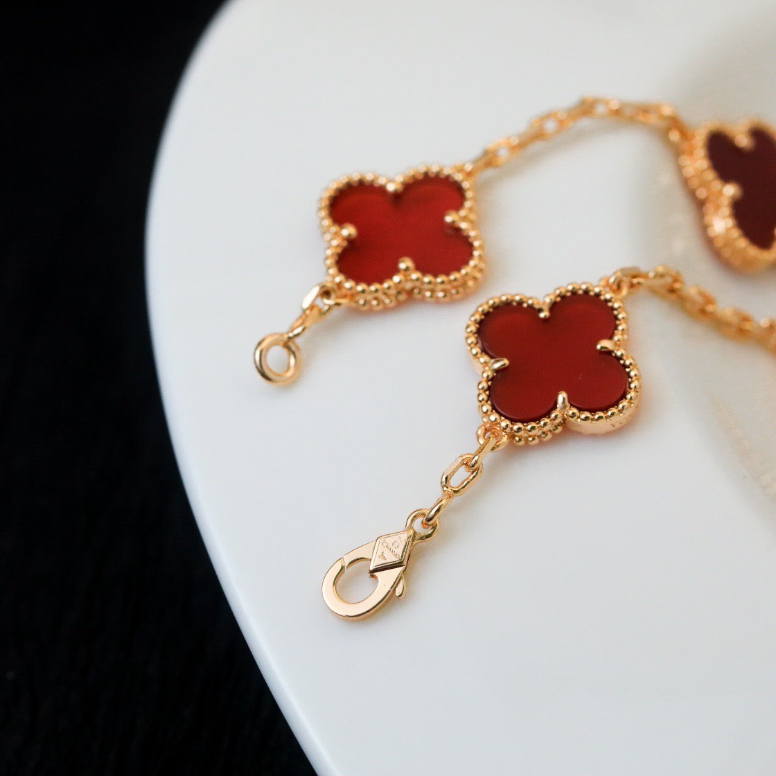 [Joyas Regalia]Pulsera de ágata roja con cinco motivos de trébol 