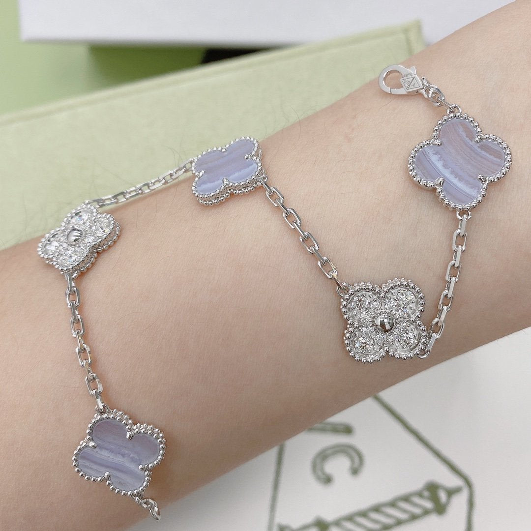 [Joyas Regalia] PULSERA DE PLATA CON 5 MOTIVOS DE TRÉBOL, DIAMANTES Y CALCEDONIA PÚRPURA 