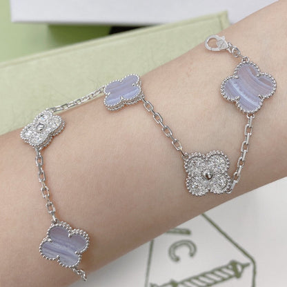 [Joyas Regalia] PULSERA DE PLATA CON 5 MOTIVOS DE TRÉBOL, DIAMANTES Y CALCEDONIA PÚRPURA 