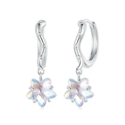 Delicados pendientes chapados en oro hipoalergénicos con forma de pulpo y estrella de mar.