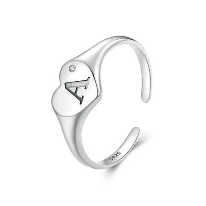 Anillo abierto con letra inicial A grabada, ajustable y apilable en forma de corazón.