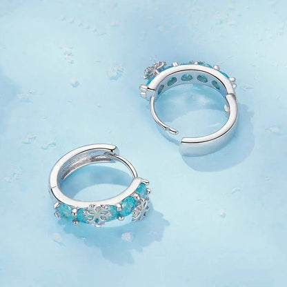 Pendientes de aro con circonitas y flor de hielo bañados en platino