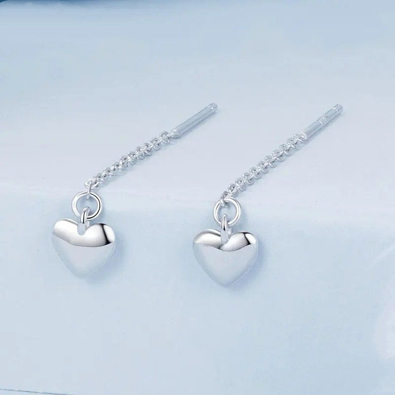 Pendientes largos con borlas y forma de corazón