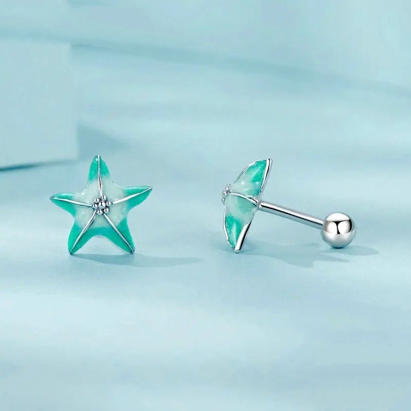 Pendientes sencillos de estrella de mar azul bañados en platino