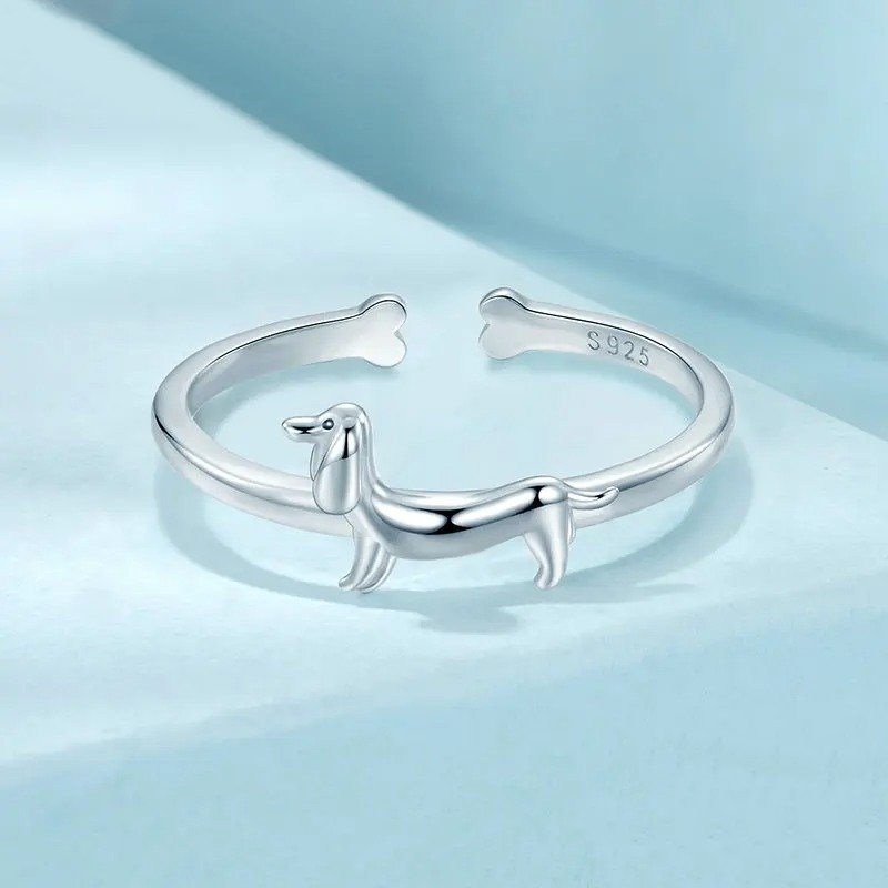Anillo abierto con diseño de perro encantador