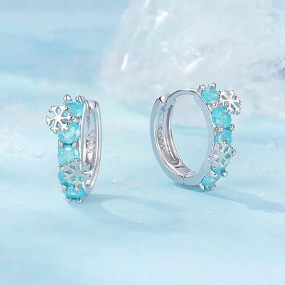 Pendientes de aro con circonitas y flor de hielo bañados en platino
