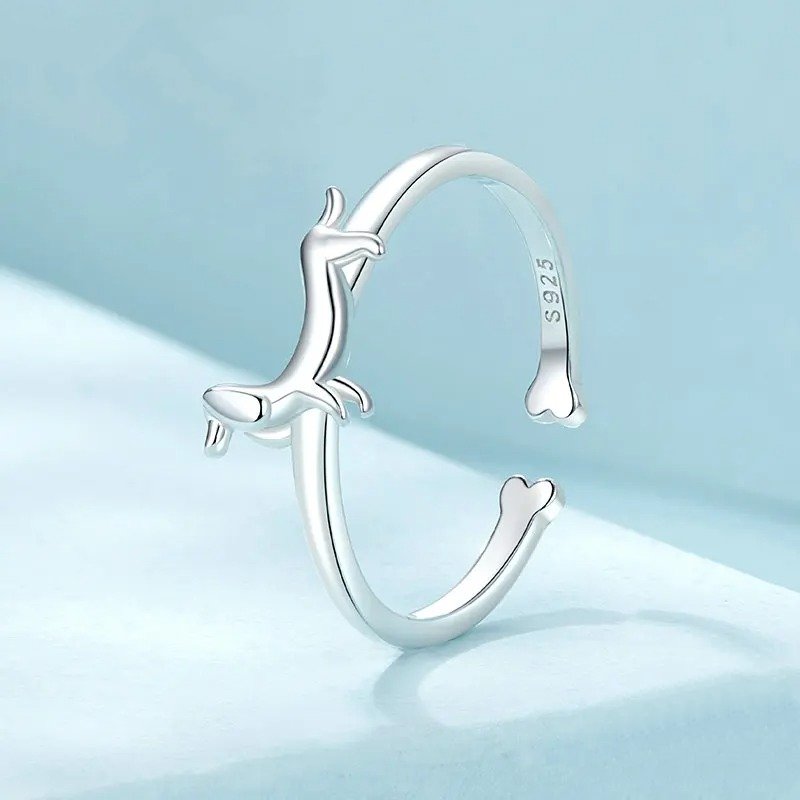 Anillo abierto con diseño de perro encantador