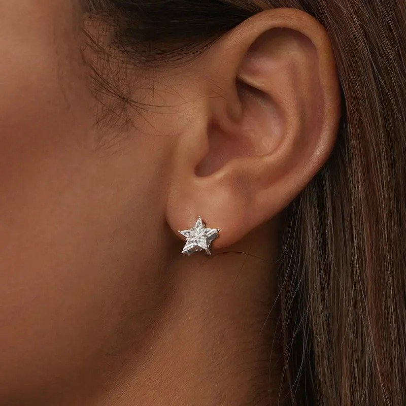 Pendientes de estrella brillante con circonita cúbica bañada en platino