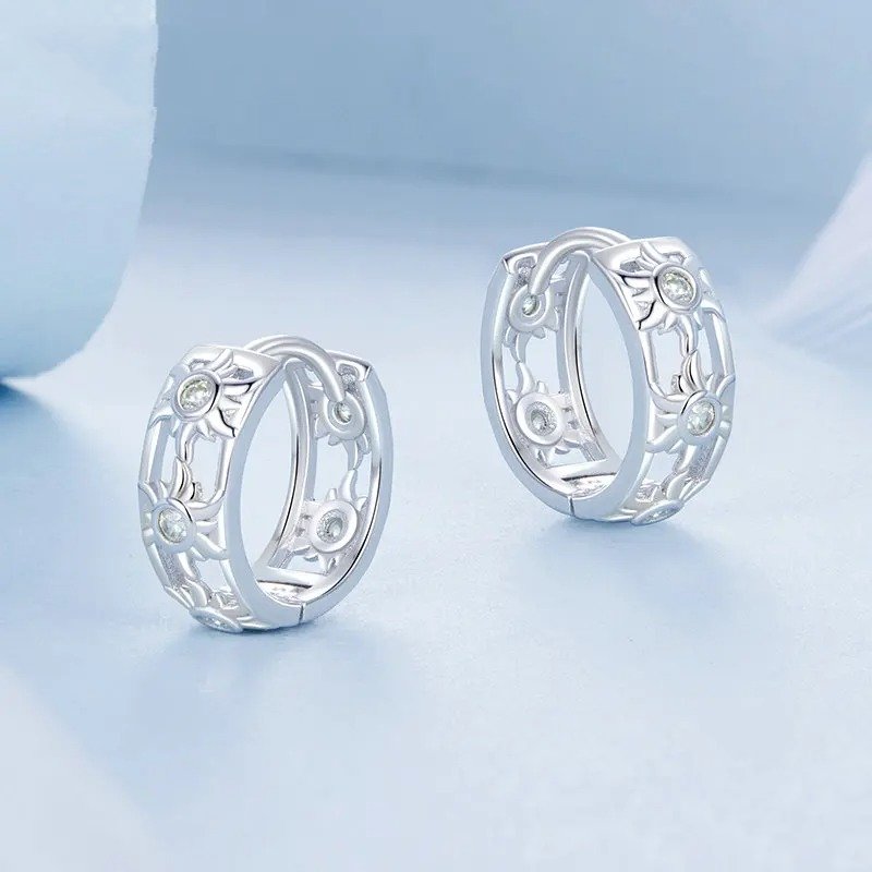 Pendientes de aro con forma de corazón de amor infinito chapados en oro blanco, ligeros y con forma de cartílago.