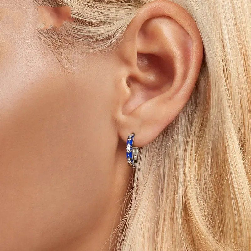 Pendientes de aro con forma de corazón de amor infinito chapados en oro blanco, ligeros y con forma de cartílago.
