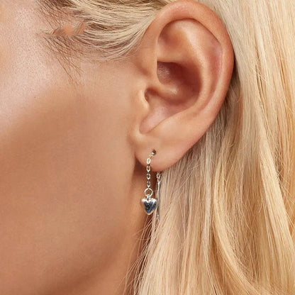 Pendientes largos con borlas y forma de corazón