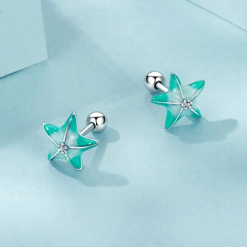 Pendientes sencillos de estrella de mar azul bañados en platino