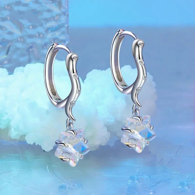 Delicados pendientes chapados en oro hipoalergénicos con forma de pulpo y estrella de mar.