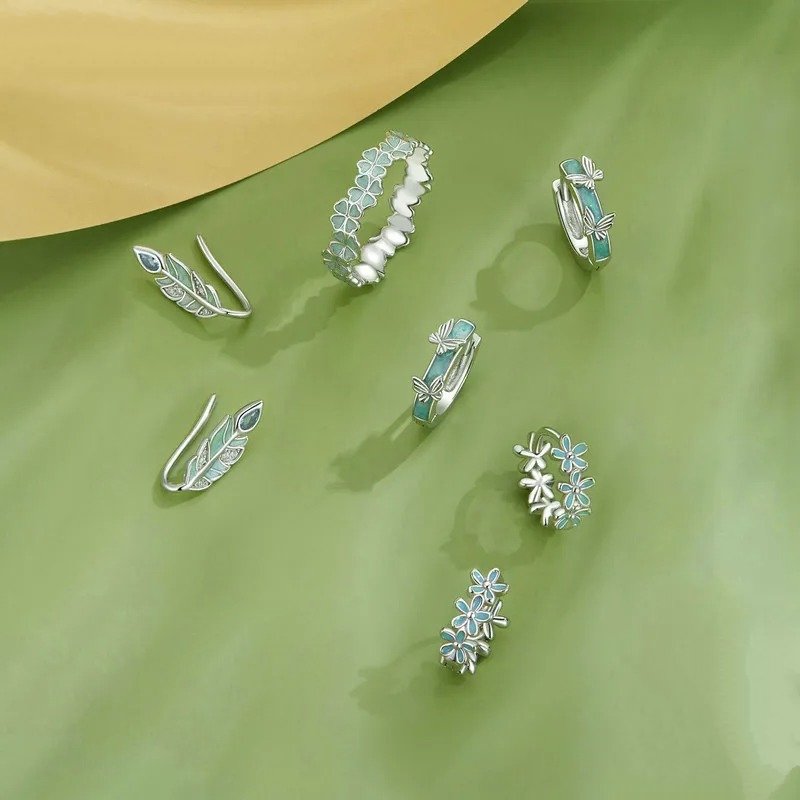 Pendientes de aro con guirnalda verde menta y hebillas de flores esmaltadas