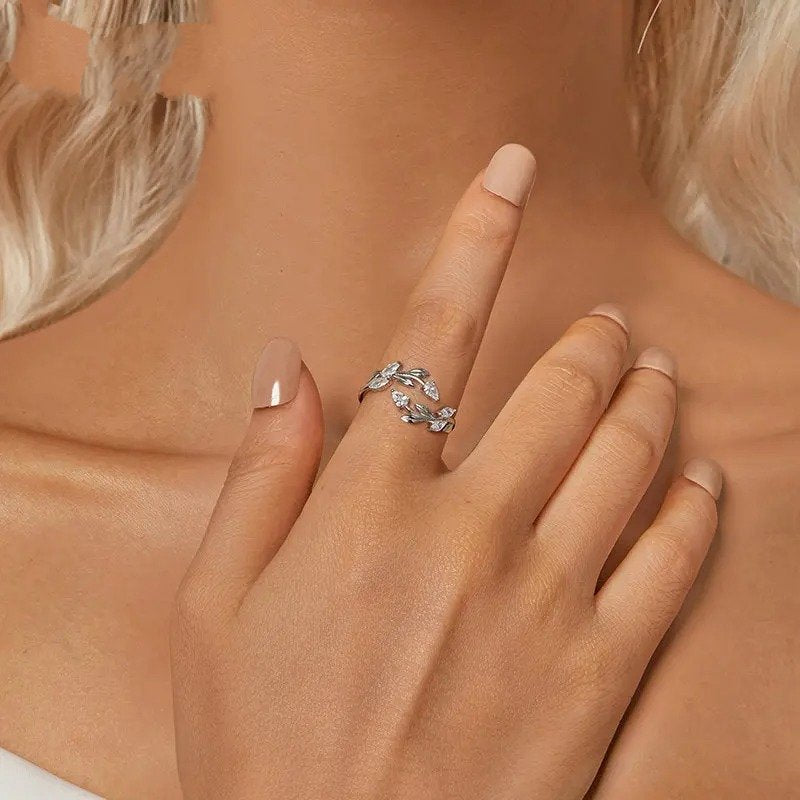 Anillo ajustable con hojas simples y hojas de la suerte
