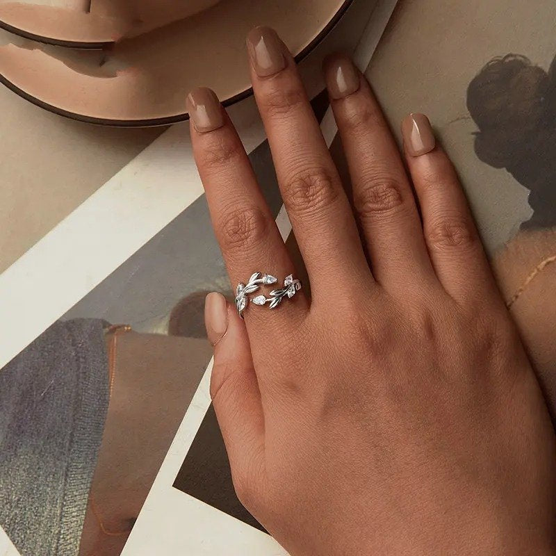 Anillo ajustable con hojas simples y hojas de la suerte