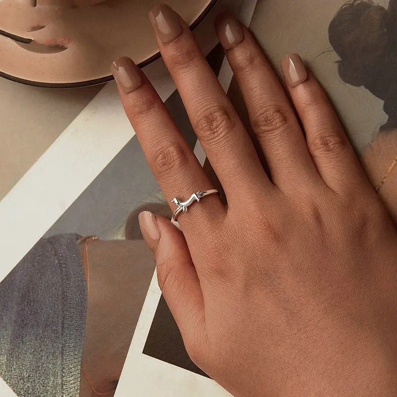 Anillo abierto con diseño de perro encantador