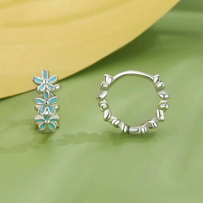 Pendientes de aro con guirnalda verde menta y hebillas de flores esmaltadas