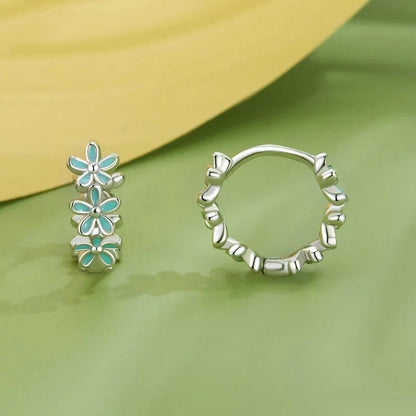 Pendientes de aro con guirnalda verde menta y hebillas de flores esmaltadas