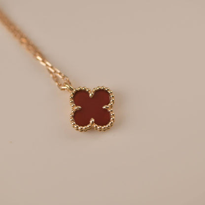 [Joyas Regalia]COLLAR MINI TRÉBOL DE 9,5 MM DE CARNELIA BLANCA