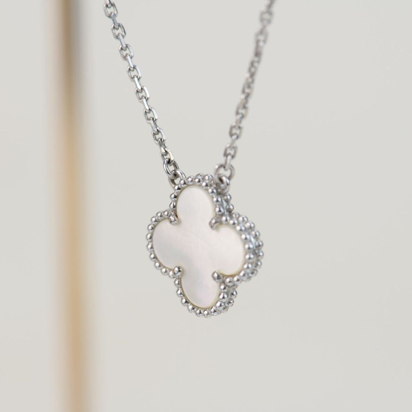 [Joyas Regalia] TRÉBOL 15MM PLATA NÁCAR BLANCA