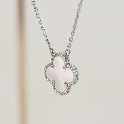 [Joyas Regalia] TRÉBOL 15MM PLATA NÁCAR BLANCA
