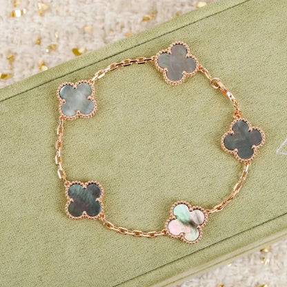 [Joyas Regalia] PULSERA DE TRAPEZOIDAL GRIS CON 5 MOTIVOS DE TRÉBOL