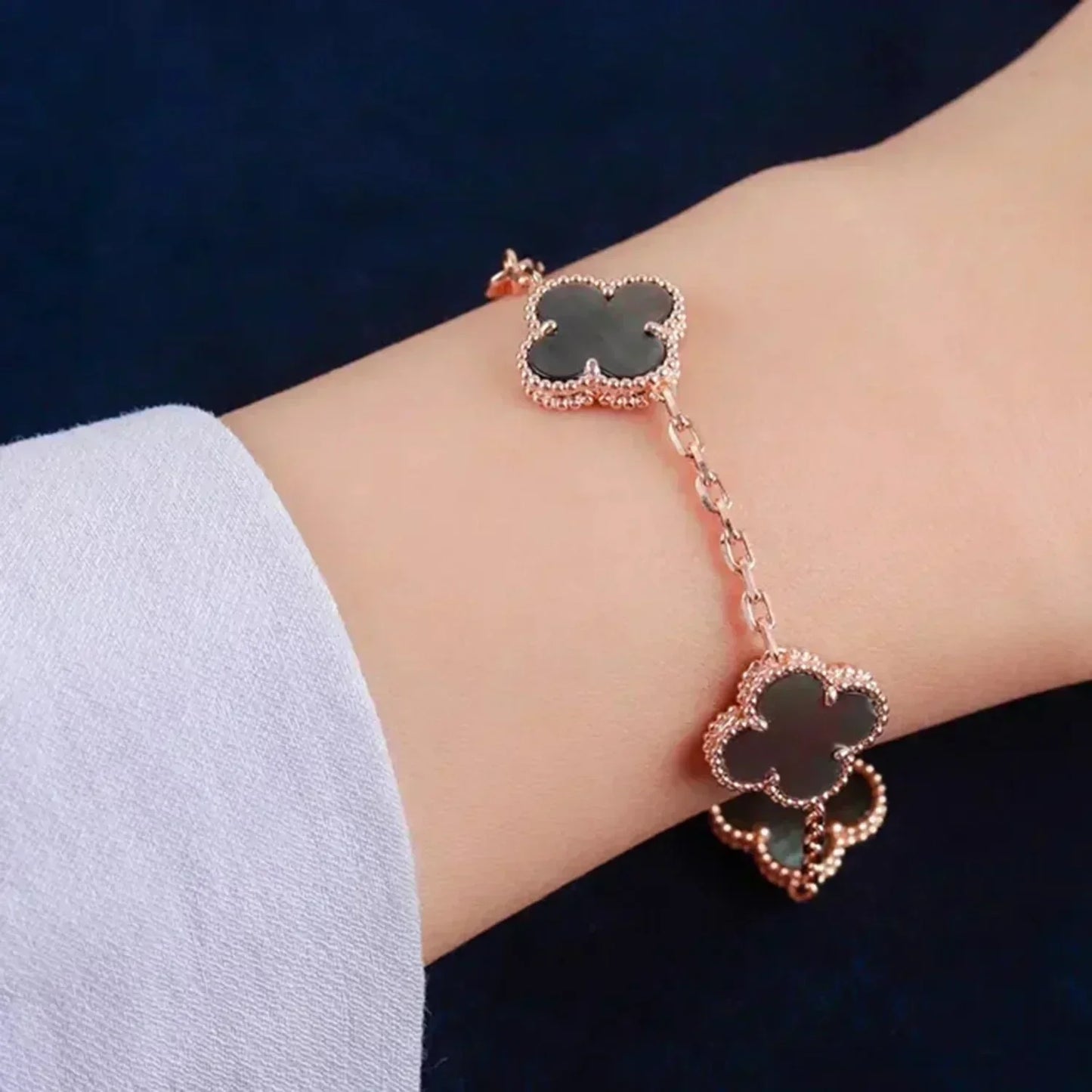 [Joyas Regalia] PULSERA DE TRAPEZOIDAL GRIS CON 5 MOTIVOS DE TRÉBOL