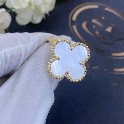 [Bijoux Regalia] BAGUE EN NACRE BLANCHE TRÈFLE