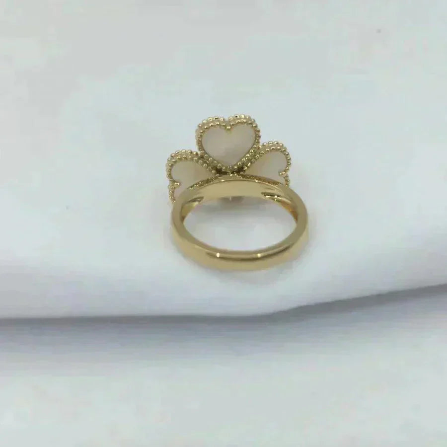 [Joyas Regalia] ANILLO DE TRÉBOL DE MOLINO CON TRAPEADOR BLANCO