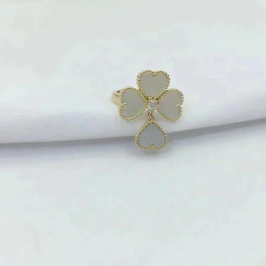 [Joyas Regalia] ANILLO DE TRÉBOL DE MOLINO CON TRAPEADOR BLANCO