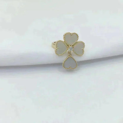 [Joyas Regalia] ANILLO DE TRÉBOL DE MOLINO CON TRAPEADOR BLANCO